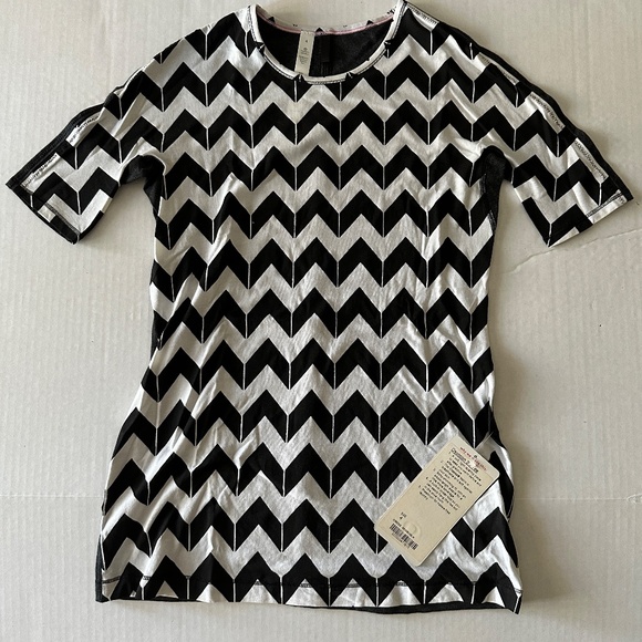 NWT Lululemon Devotion Short Sleeve Tee Arrow Chevron White Black Size 4 - Picture 3 of 7